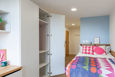 Platinum En Suite at Ty Nant, 180 High Street, City Centre, Swansea, SA11NE - Image 1